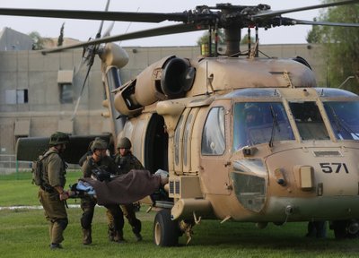 BE’ER-SHEVA: Iisraeli sõdurid transpordivad kannatanu Be’er-Sheva linnas asuvasse Soroka meditsiinikeskusesse.