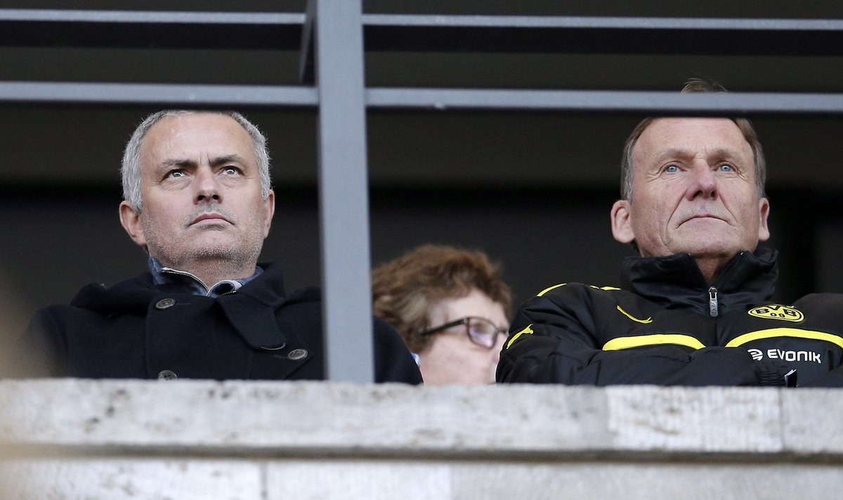 Jose Mourinho koos Dortmundi presidendi Hans-Joachim Watzkega eilset mängu jälgimas.