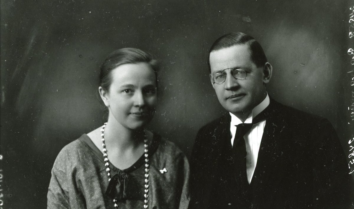 1939. aasta 14. septembril tagandas siseminister ametist piiskop Hugo B. Rahamäe. Piiskopi abieluprobleemide ümber kirjutavas meedias tekkinud arutelu viis tollal kirikukriisini.