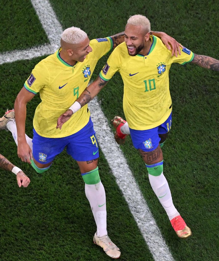 Neymar (paremal) ja temaga koos väravat tähistav Richarlison on poliitilistelt vaadetelt teineteisest kaugel, kuid väljakul ühe asja eest väljas.