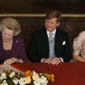 FOTOD: Hollandi kuninganna Beatrix kirjutas troonist loobumise aktile alla