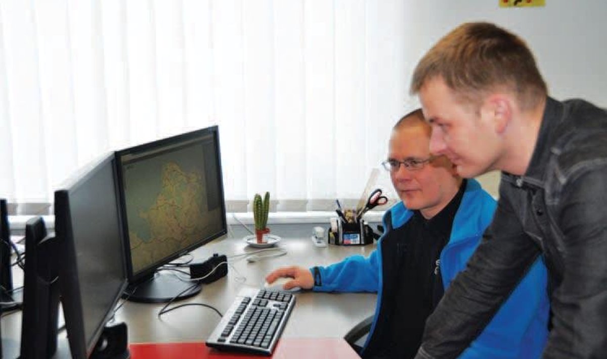 Need kaks vallavalitsuse spetsialisti, Einar Kivisalu ja Tõnis Kundla, on GIS-süsteemi arendajateks meie vallas. Aga Harku vallalt saavad elektrooniliste kaartide koostamisel ideid ja nõuandeid teised omavalitsused. Foto: Ülo Russak