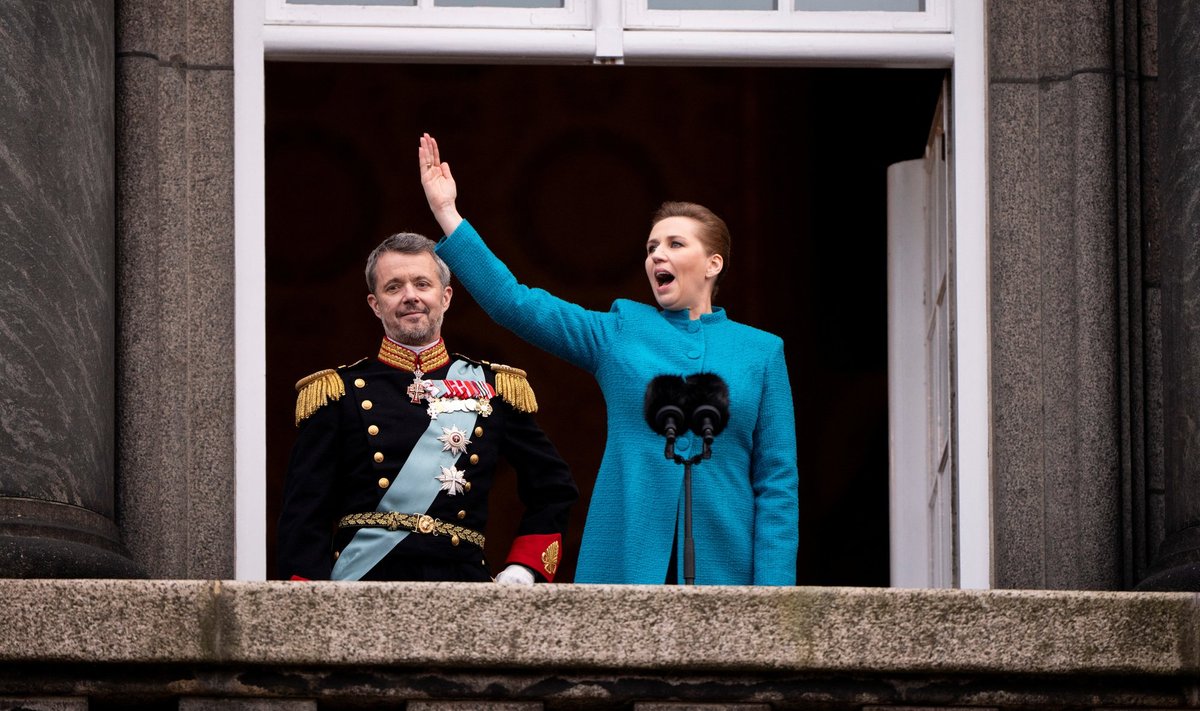 Frederik X ja Mette Frederiksen Christiansborgi palee rõdul. Peaminister hõikas välja, et riigil on nüüd uus kuningas. Instagramis rõõmsate hetkede jagamine aga läks pisut valesti.
