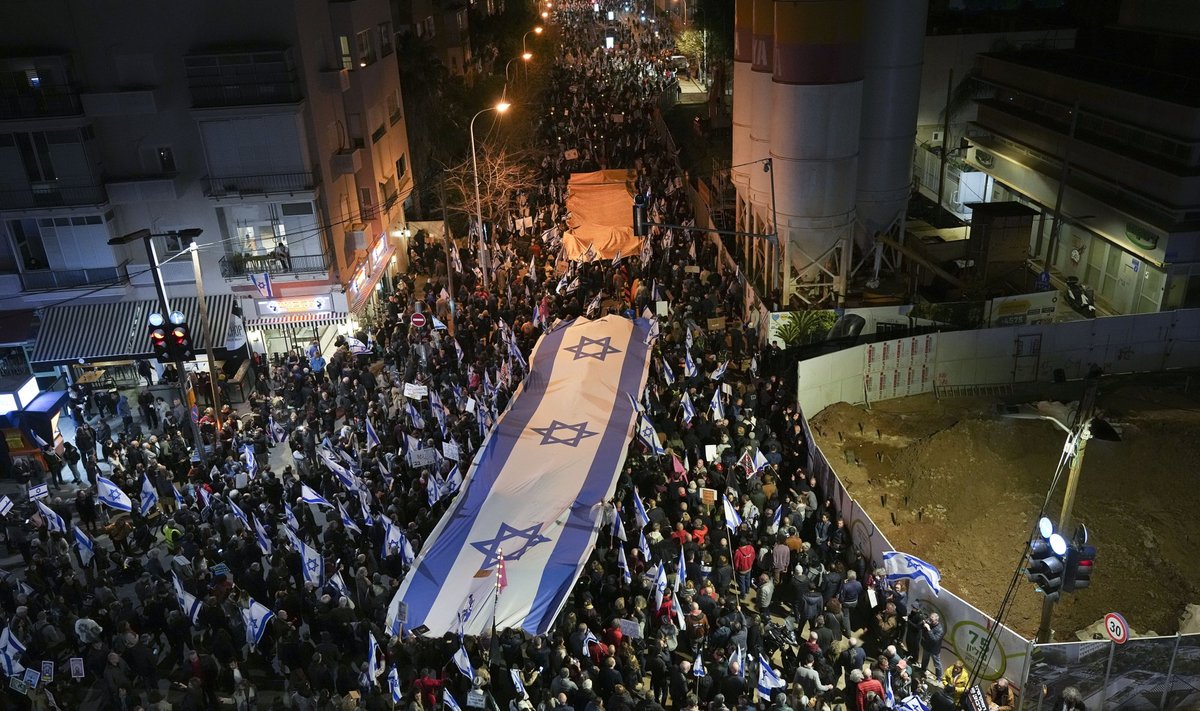 18. veebruaril toimus Tel Avivis järjekordne tohutu meeleavaldus. Uus võimuliit tahab anda parlamendile ehk iseendale kohtuotsuste tühistamise loa.