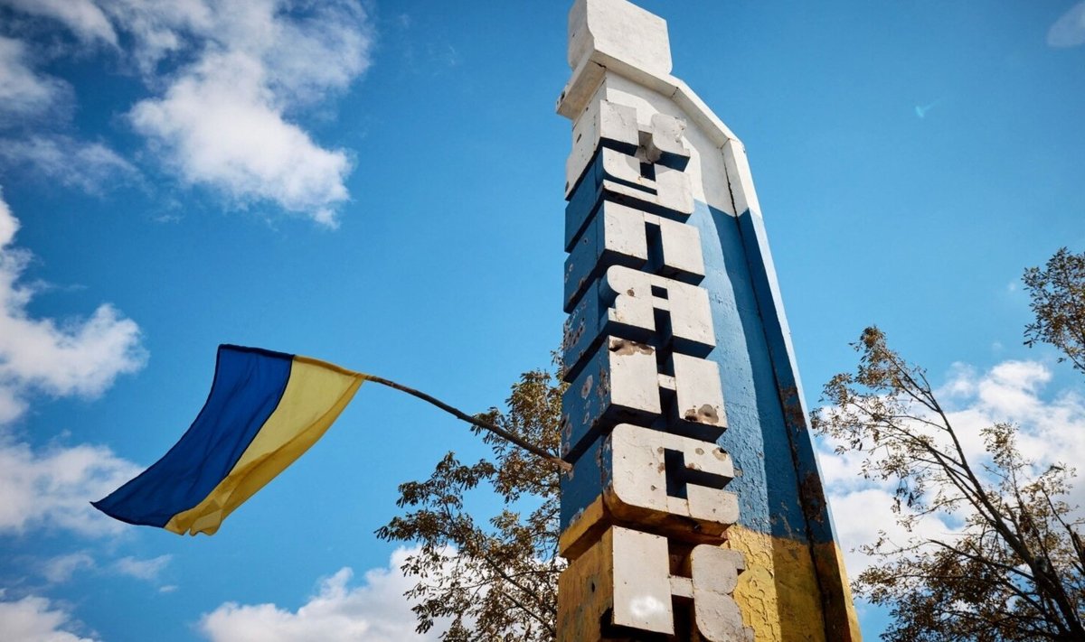 Ukraina armee tõstis lipu Kupjanski linna kohale 12. septembril 2022 Harkivi oblasti pealetungi käigus.