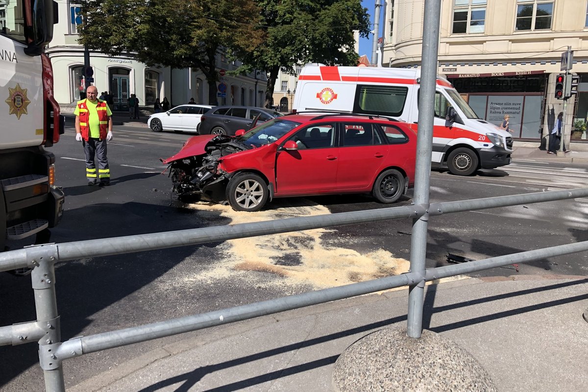 ГЛАВНОЕ ЗА ДЕНЬ: Авария с участием машины скорой помощи и выпавший из окна  ребенок