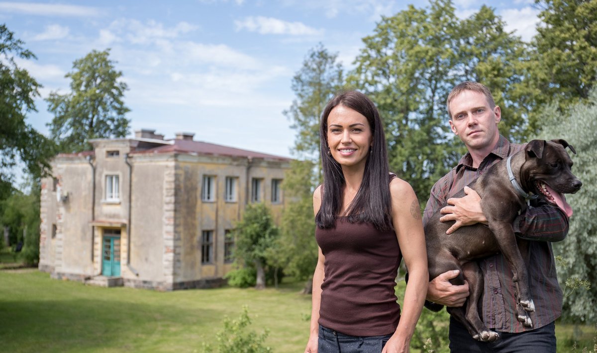 Maigi Magnus ja René Reinumäe elavad ja töötavad juba seitse aastat Rootsi jaamahoones, kus on oma kodu leidnud ka varjupaigast võetud koer Dora.