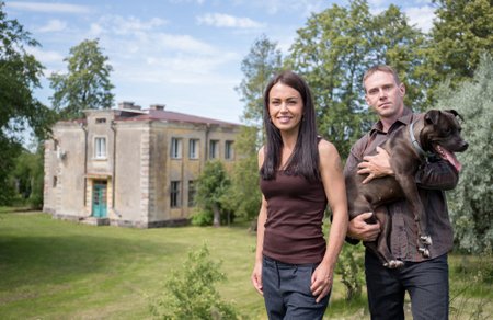 Maigi Magnus ja René Reinumäe elavad ja töötavad juba seitse aastat Rootsi jaamahoones, kus on oma kodu leidnud ka varjupaigast võetud koer Dora.