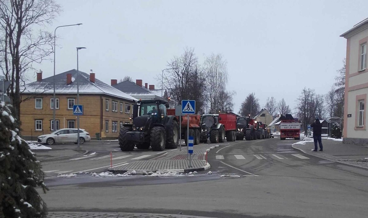 Kokku on meeleavaldusel 12 traktorit, kolm veoautot ja mitukümmend sõiduautot. 
