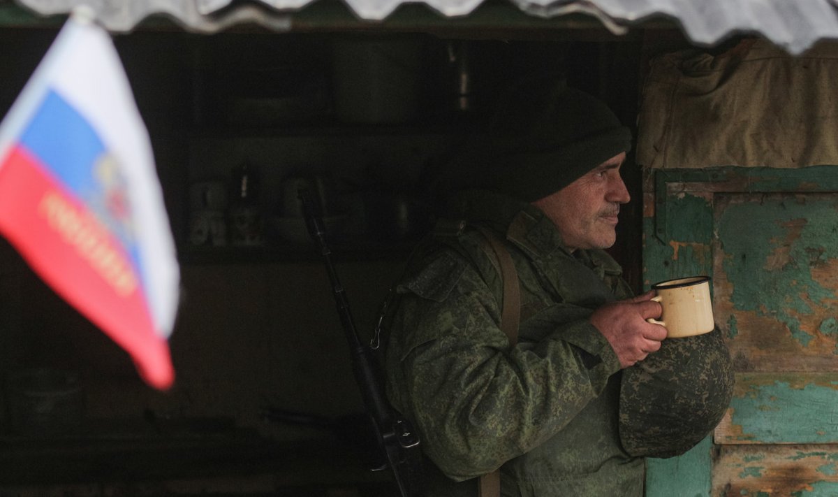Pildil sööb Luganskis Vene lipu all teeniv vene sõdur, kes pole Venemaa kinnitusel seotud Vene armeega.
