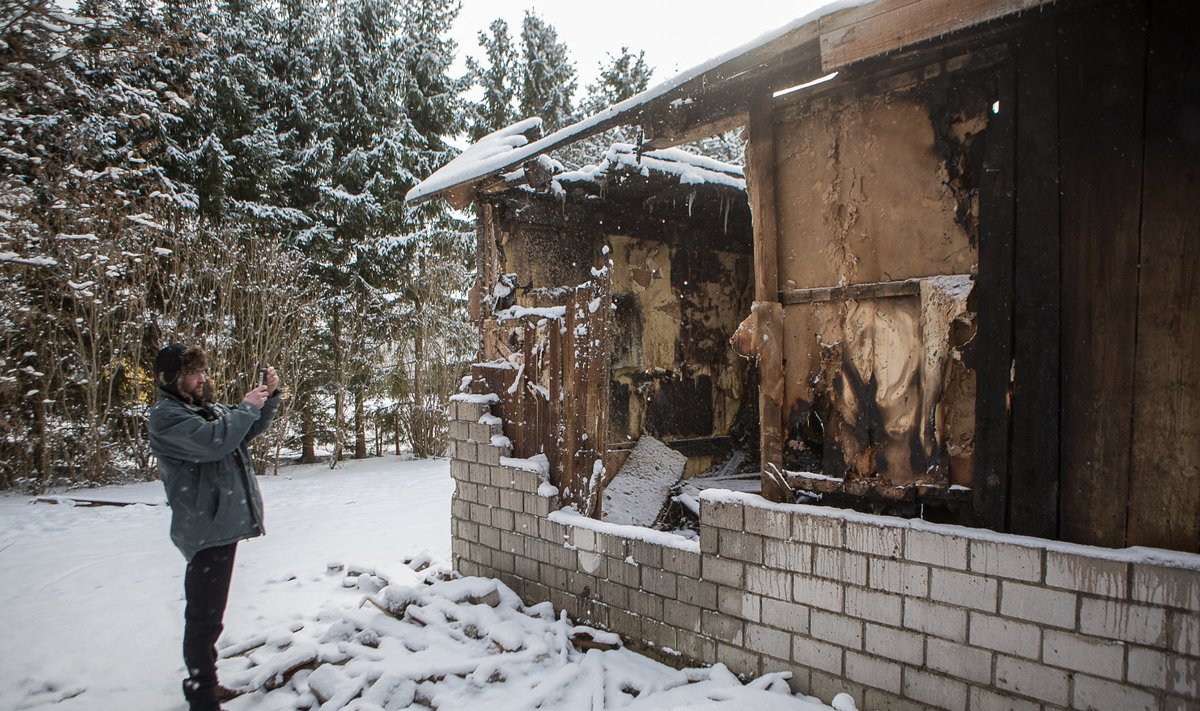 Hindrek Ley tegi põlengu ekspertiisi tegijaid oodates majast kindlustusele saatmiseks pilte.