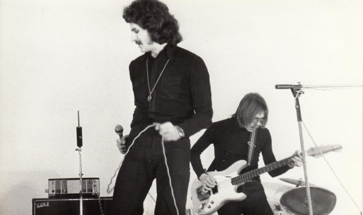 ANSAMBEL TERAVIK: Laulja Urmas Alender ja bassist Marius Sagadi kontserdil TPIs  20. märtsil 1976.