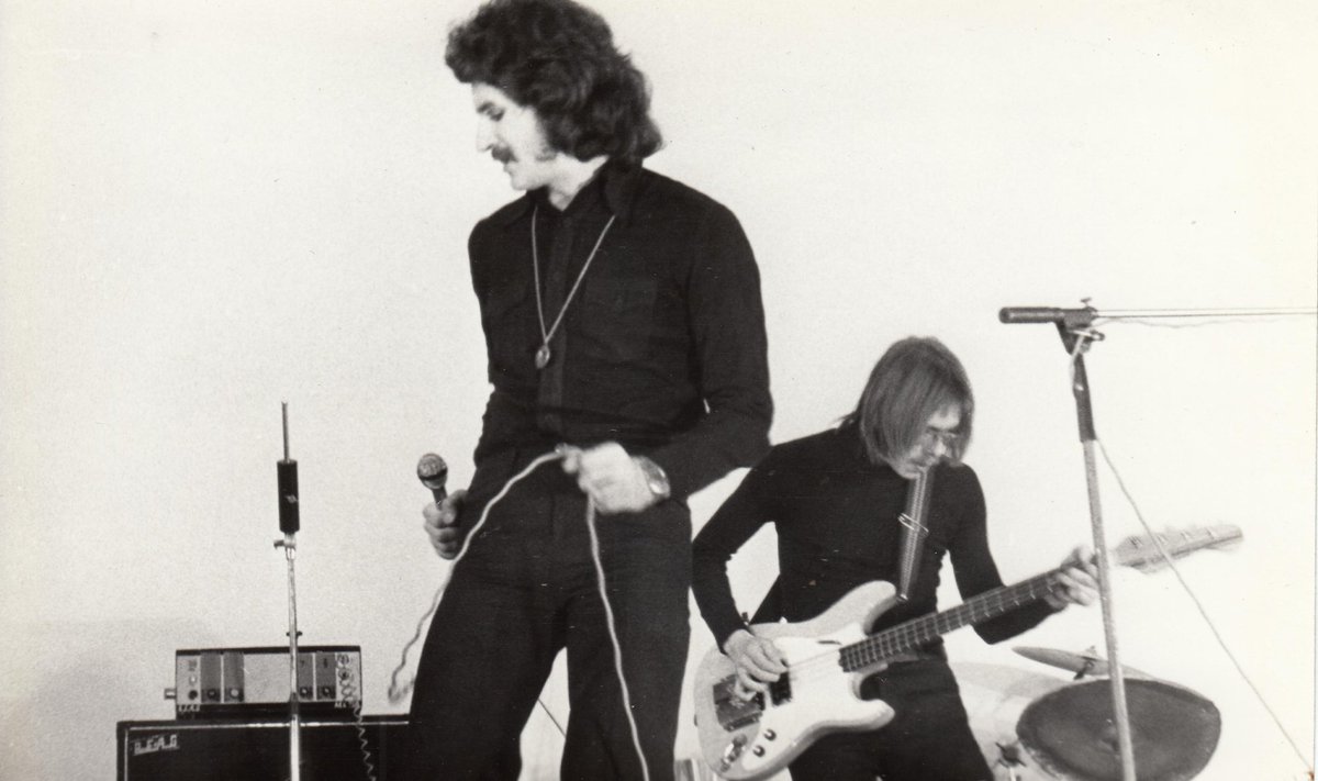 ANSAMBEL TERAVIK: Laulja Urmas Alender ja bassist Marius Sagadi kontserdil TPIs 20. märtsil 1976.