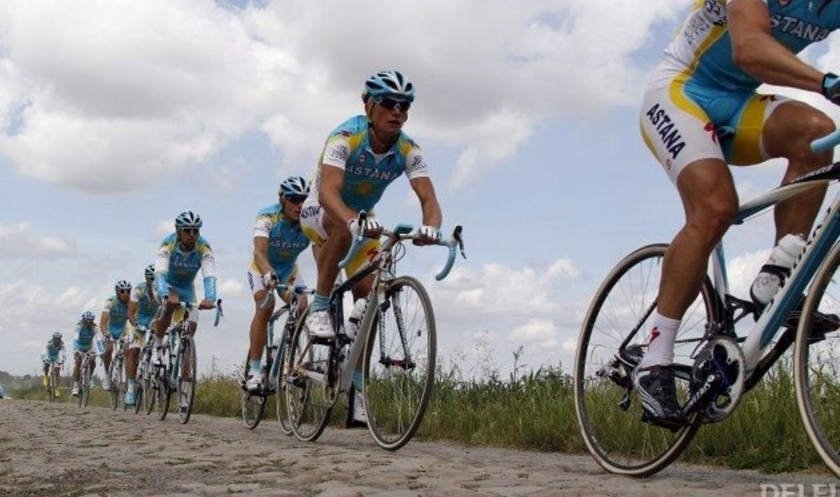 Astana meeskond Tour de France munakivilõiku testimas, jalgratas