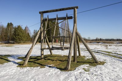 TÜHI KOGUNEMISPAIK: Kadjaste keskel asub kiik, taamal on rallikrossirada.