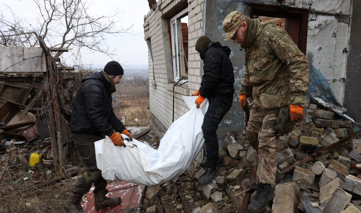 Ukraina vabatahtlikud Donetskis Vene sõduri surnukeha kandmas, 18. jaanuar