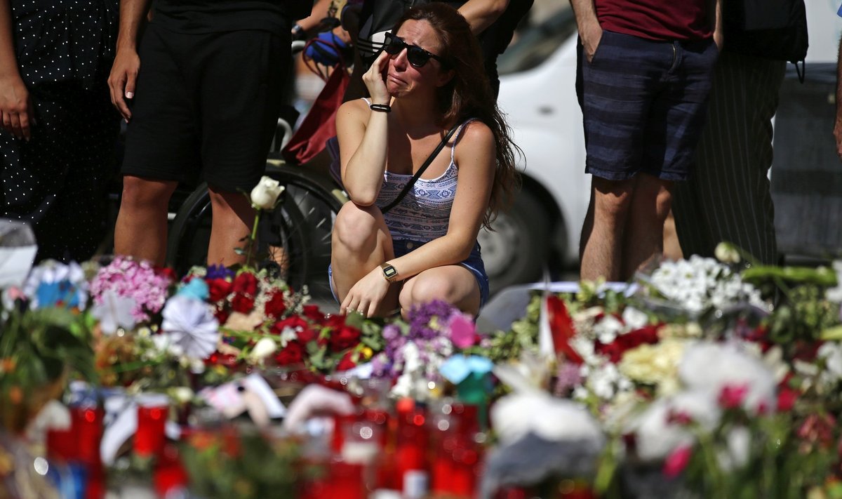 Barcelona on endiselt leinas, terrorirünnaku toimumispaika on toodud sadu lilli ja küünlaid.