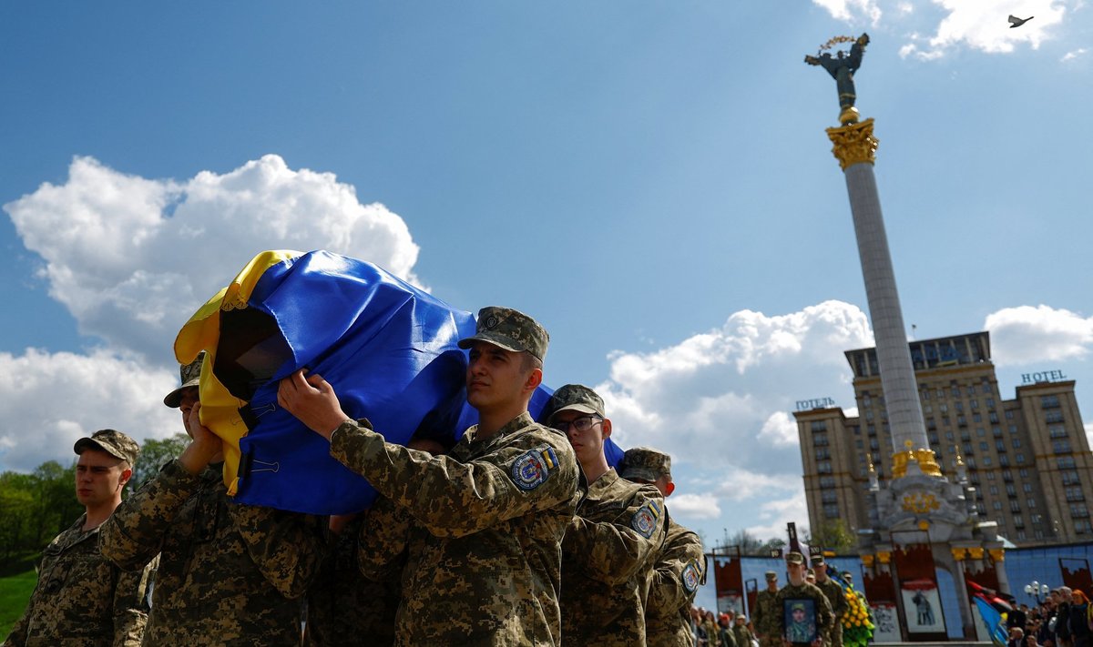 Ukrainlased avaldasid üleeile Kiievi peaväljakul austust Bahmuti all langenud kangelasele.