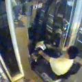 VIDEO: Elektritoolis mees rammis end liftišahti!