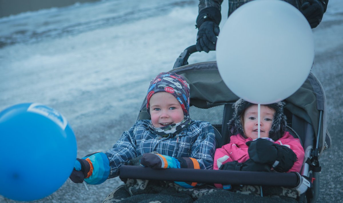 Hoolimata krõbedast pakasest tuldi paraadi uudistama ka päris pisikestega.