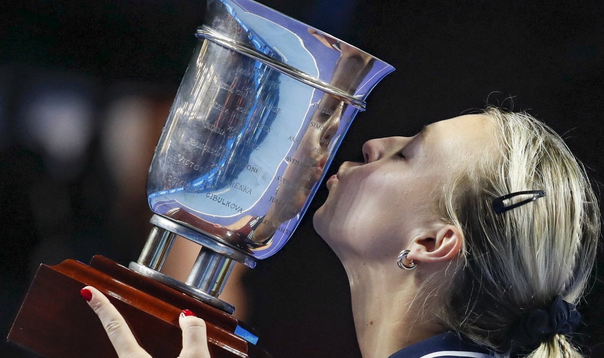 Anett Kontaveit Moskva WTA turniiri võidutrofeega.