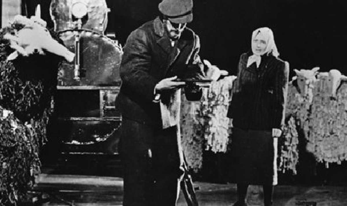 Mats Traadi „Tantsu aurukatla ümber” lavastas Voldemar Panso Draamateatris 1973. aastal. Pildil on Ilmar Mikkor ja Ita Ever.