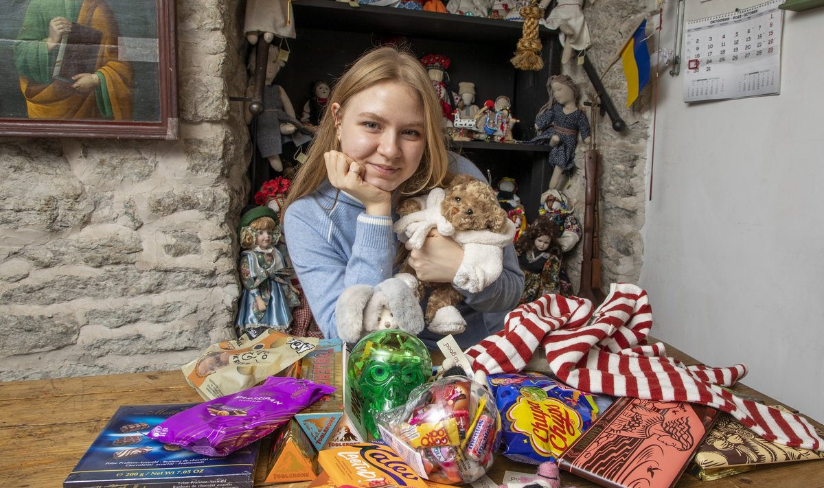 Ukrainlanna Olia Strutska on oma jõulusaadetise jaoks ostnud juba pisikesi vilditud loomakujukesi ning Eesti šokolaade ja komme. Samuti tõi ta Rootsist emale lagritsat.