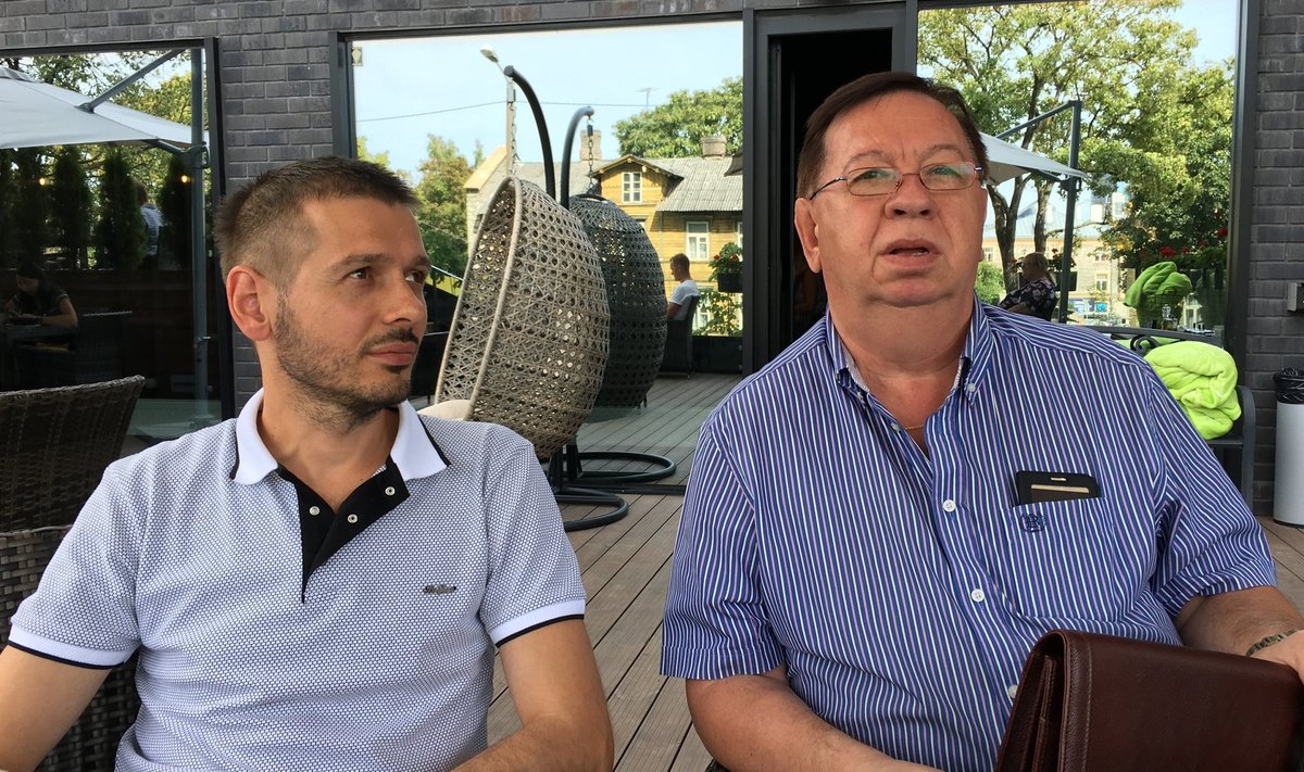 Isa ja poeg Valentin (paremal) ja Aleksandr Štavbonko nõuavad, et Igor Pihela maksaks neile kuulunud krundi eest miljon eurot, nagu lubas.