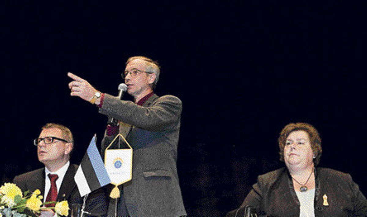 Lauri Vitsut (vasakult), Jaan Pöör ja Mai Treial kongressi ohjes hoida ei suutnud. 