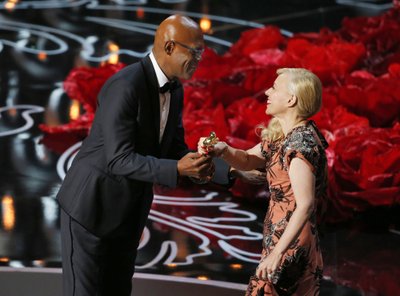 Samuel L. Jackson annab auhinna parima  kostüümikunstnikutöö eest Catherine  Martinile tema töö eest filmis "Suur Gatsby" 