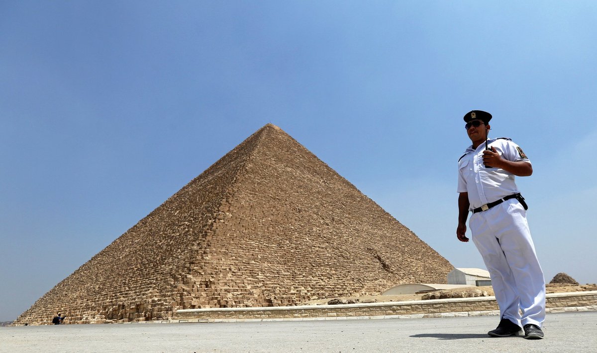 Egiptuse politseinik Hufu ehk Cheopsi püramiidi taustal