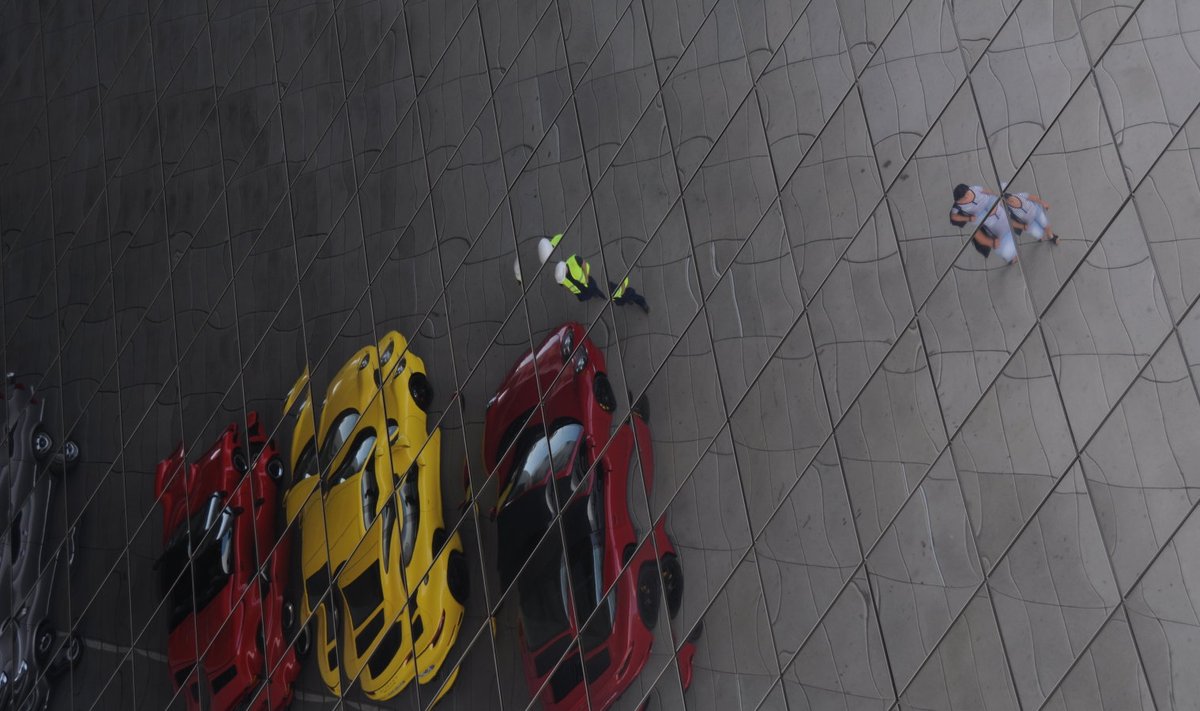 Porsche sõidukite peegeldus Stuttgartis Porsche muuseumi katusealusel