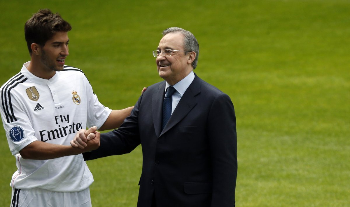 Real Madrid's new player Silva shakes hands with Real Madrid's President Perez as they pose for photographers during his presentation ceremony at Santiago Bernabeu stadium in Madrid