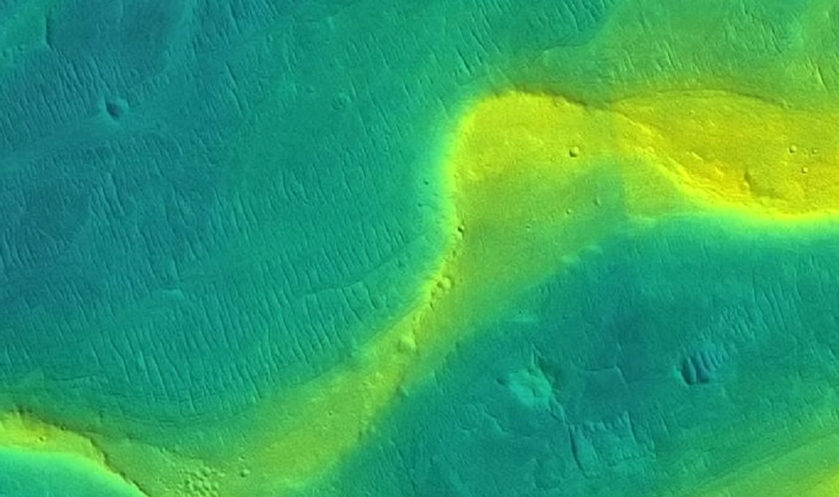 Marsi orbiidilt tehtud foto jõesängist. Kõrgemad alad on fotol kollased, madalamad sinised.