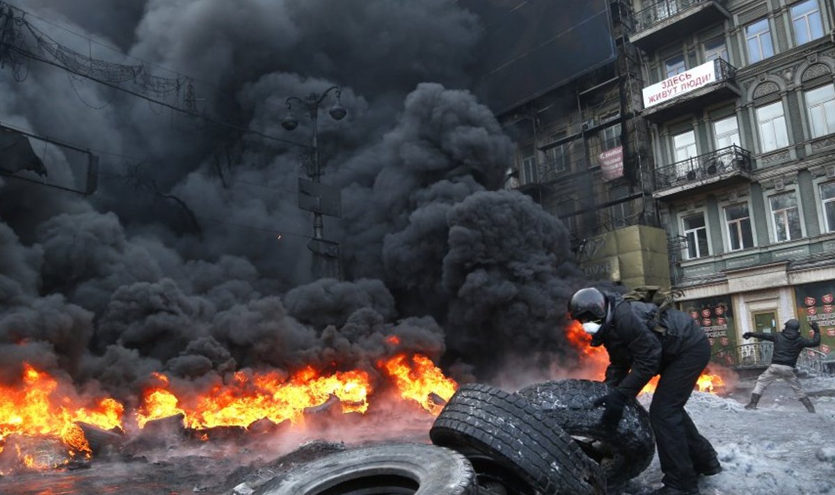 Viktor Janukovõtš ei astunud ühtegi sammu kokkuleppe poole, enne kui rahutused eelmisel nädalal verise pöörde võtsid ning meeleavaldajad Molotovi kokteilid lendu lasid.