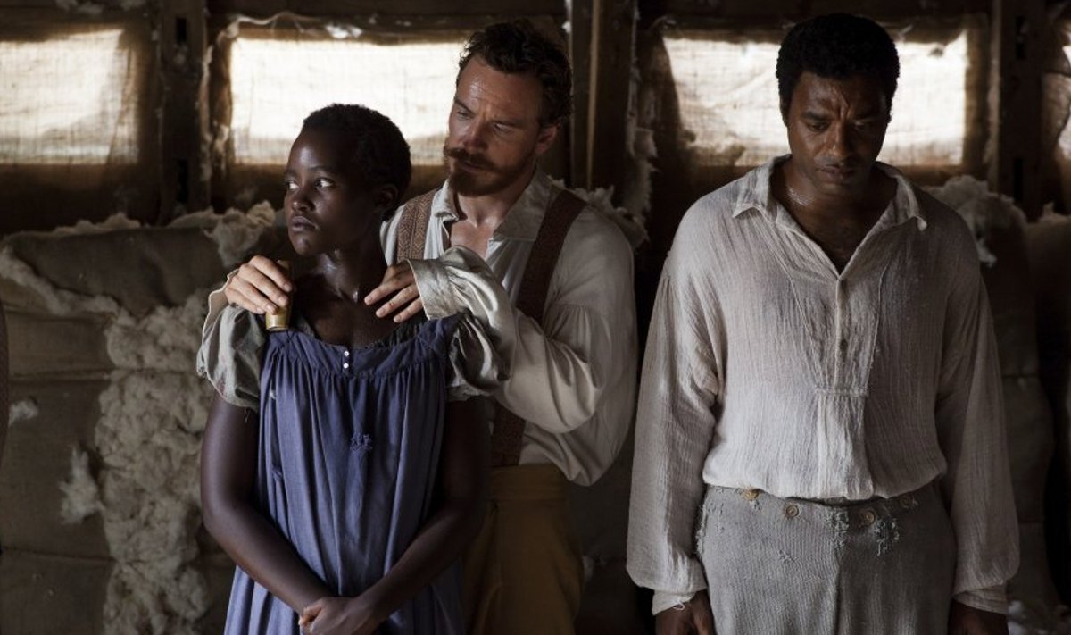 Omanik (Michael Fassbender) noolib Patseyt (Lupita Nyong’o), peategelane (Chiwetel Ejiofor) seisab nõutult kõrval.