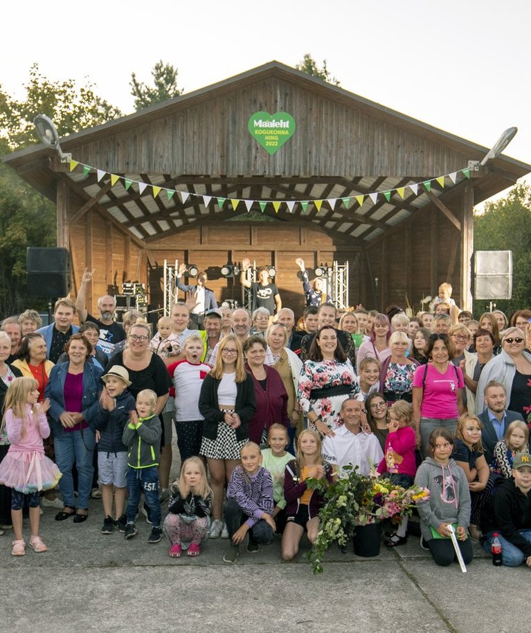 Siin see vahva ja ühtehoidev Kõmsi kogukond ongi! Ühispilt Maalehe ja Coopi "Kogukonna hinge" konkursi lõpusimmanilt Ridase tantsuplatsil.