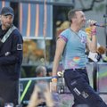 ВИДЕО | Лидер группы Coldplay прямо во время выступления упал под сцену 