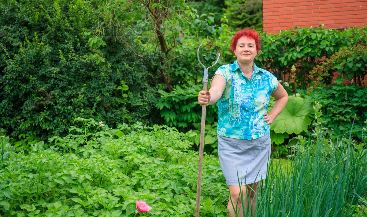 Heli Raamets oma aiamaal, kus ta kasutab katteviljelust. Kõblast saab kasutada peamiselt poseerimiseks 😉