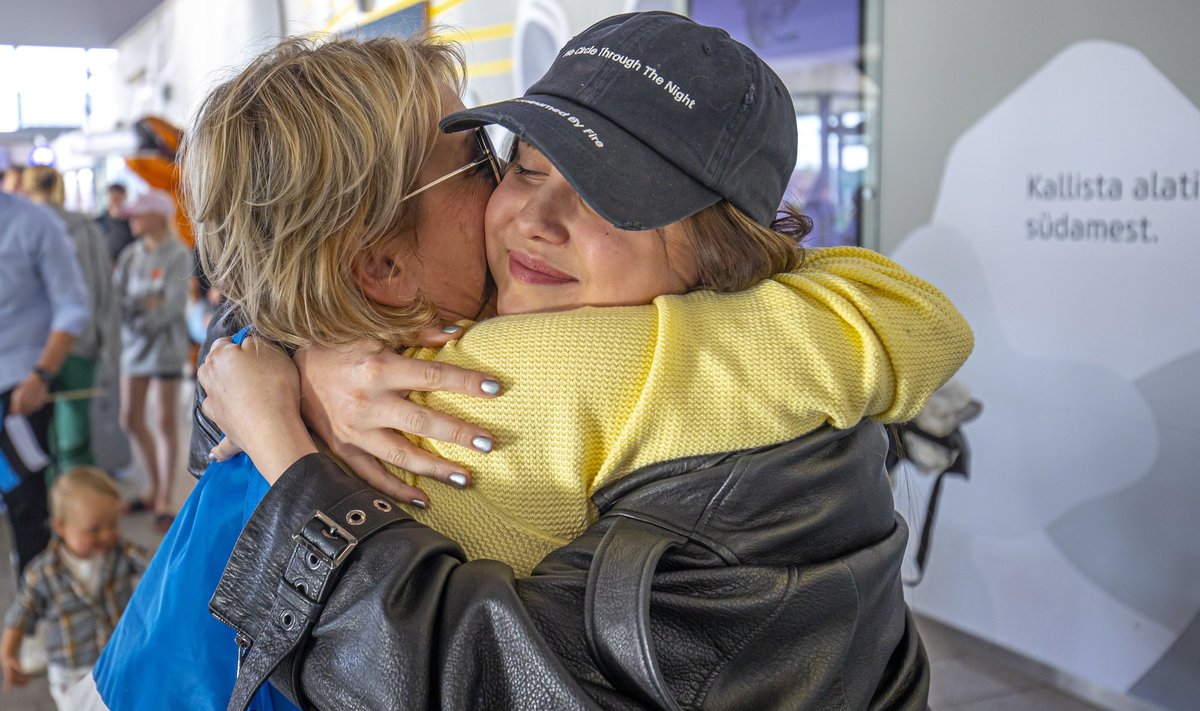 EMA EMBUSES Kui Alika Liverpoolis kaheksanda koha saavutas, oli  emadepäev alanud. Alika ema Jekaterina võttis tütre Tallinna lennujaamas vastu hella kallistusega.