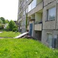 FOTOD: Keilas kukkus nõukogudeaegsel korterelamul alla välisukse varikatus