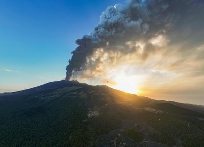 Etna vulkaan hakkas taas purskama.