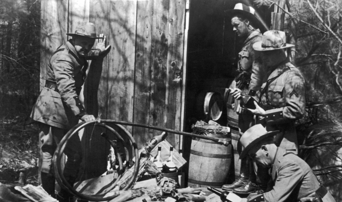 Pildike 1930ndate algusest: USA seadusesilmad uurivad salaalkoholi tootmise varustust (foto: Mary Evans Picture Library / Scanpix)