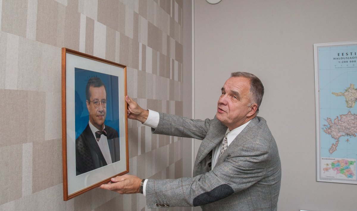 Alvar Ild on Viimsi valda juhtinud varemgi. Siin pildil sätib ta presidenti paika 2013. aasta novembris.