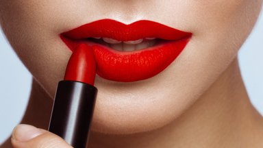 Millal sa viimati punast huulepulka kandsid? Need on põhjused, miks võiksid juba täna huuled punaseks värvida