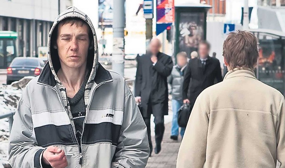 Narkomaanid on ohtlikud ka teistele inimestele. Selle süstlaga mehe tabas fotograaf Tallinna kesklinna tänaval jalutamas paar aastat tagasi.