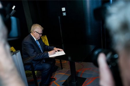 Veebruaris 2015 toimus Ühistupanga asutajate esimene koosolek. Tallinna linna nimel kirjutas liikmelepingule alla linnapea Edgar Savisaar. Nüüd on ta iroonilisel kombel takistuseks pangalitsentsi saamisele.