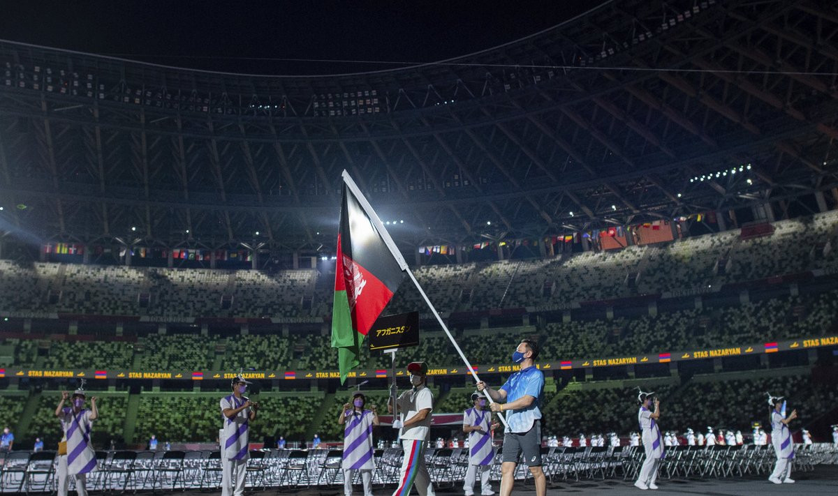 Paraolümpia vabatahtlik hoiab avatseremoonial Afganistani lippu.