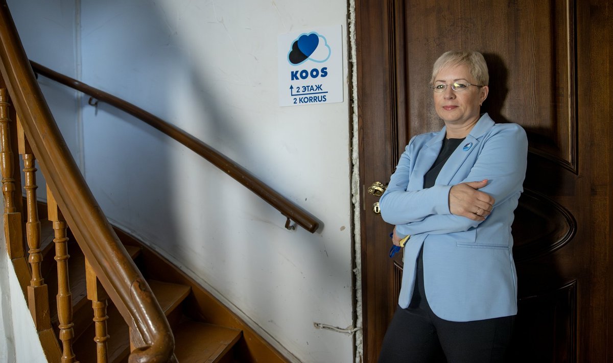 ERAKONNA KOOS KOLMAS KINNAS: Julia Smoli poseerib erakonna KOOS kontoris tagasihoidliku kontori juures Vesivärava tänaval. 