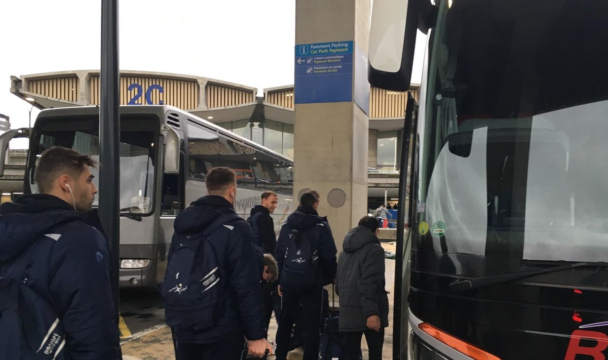 Bussi osas eestlastel mingeid pretentsioone ei ole, saarlasi sõidutab Pariisi lennujaamast 170 kilomeetri kaugusel asuvasse Poitiers'i korralik suur buss.